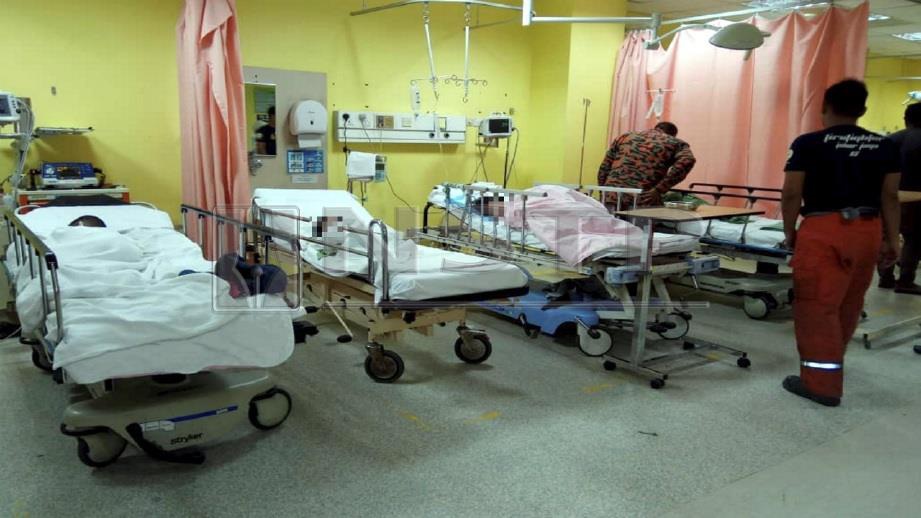 EMPAT daripada lima beradik menerima rawatan di Hospital Sultan Ismail, Johor Bahru, akibat kebakaran bilik, hari ini. FOTO Ihsan JBPM