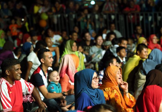 WARGA Kedah yang hadir di persembahan konsert mini Jelajah Ledakan 25 Tahun Harian Metro Bersama Yeo’s diadakan di perkarangan Stadium Darul Aman. FOTO Amran hamid 