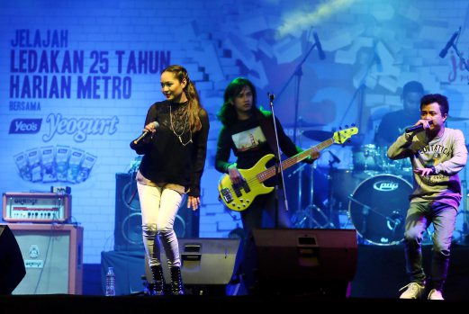 MAYA Karin di konsert mini Jelajah Ledakan 25 Tahun Harian Metro Bersama Yeo’s di perkarangan Stadium Darul Aman. FOTO Amran Hamid