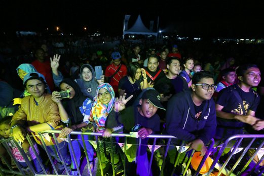 ANTARA warga Kedah hadir di persembahan konsert mini Jelajah Ledakan 25 Tahun Harian Metro Bersama Yeo’s diadakan di perkarangan Stadium Darul Aman. FOTO Amran Hamid