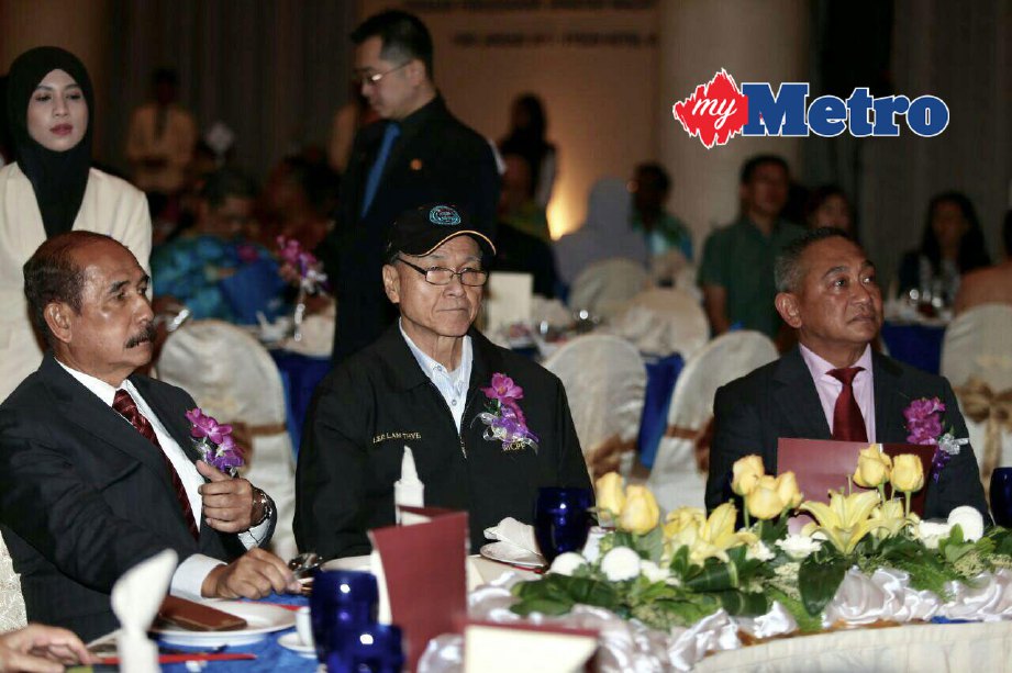 Lee (tengah), Timbalan Ketua Polis Perak, Datuk Hasnan Hassan (kanan) bersama Orang Besar Jajahan (OBJ) Kinta, Datuk Ab Wahab Azizul Hassan (kiri) hadir di Majlis Makan Malam Amal MCPF Perak di hotel di Ipoh. FOTO MUHAIZAN YAHYA.
