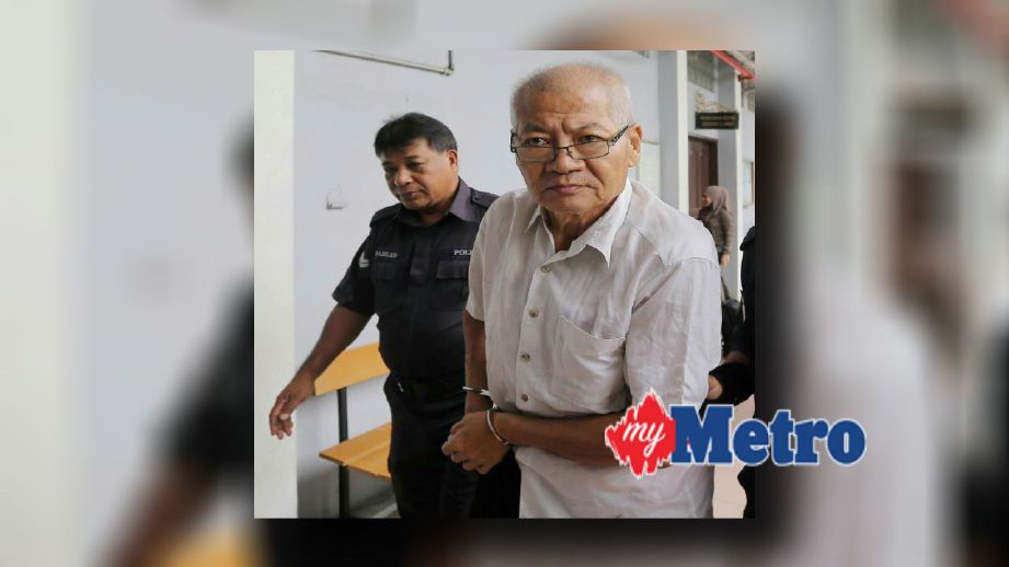 LEE Kee Heong dibawa keluar daripada mahkamah selepas dijatuhi hukuman penjara empat bulan dan denda RM20,000 kerana merasuah pegawai Imigresen. FOTO Abdullah Yusof.
