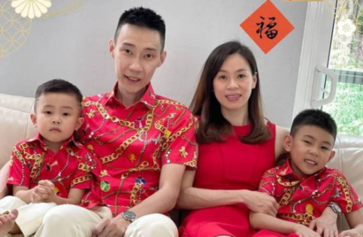 CHONG  Wei bersama keluarga tercinta.