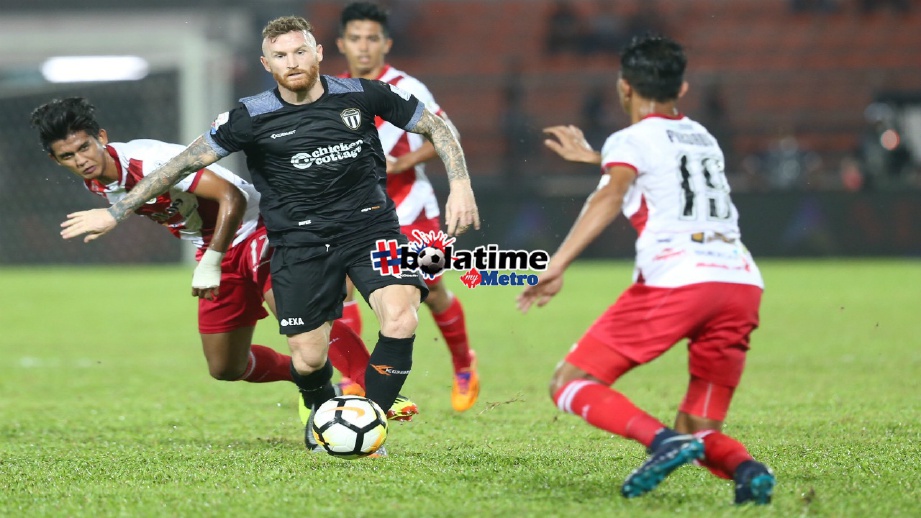 PEMAIN TFC Lee Andrew Tuck (tengah) dikawal pemain Kuala Lumpur pada perlawanan Liga Super di Stadium Bolasepak Kuala Lumpur, Cheras, malam tadi. FOTO Mohamad Shahril Badri Saali
