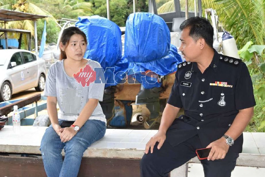 Yoke Lan menceritakan berita penemuan suaminya kepada Ketua Balai Polis Dungun Assiten Superintendan Kamarul Mohamed Salleh. FOTO Rosli Ilham