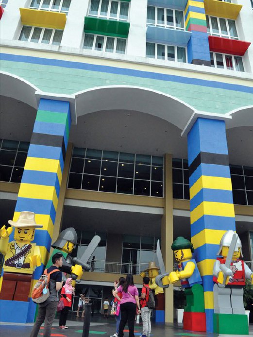 PATUNG LEGO gergasi di hadapan Hotel LEGOLAND menjadi tumpuan pengunjung untuk bergambar.