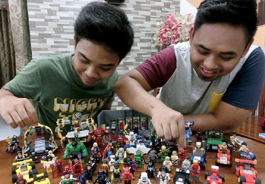 MUHAMMAD Amirul Ridzuan bersama adiknya, Farid Ikram bersama koleksi Lego mereka.