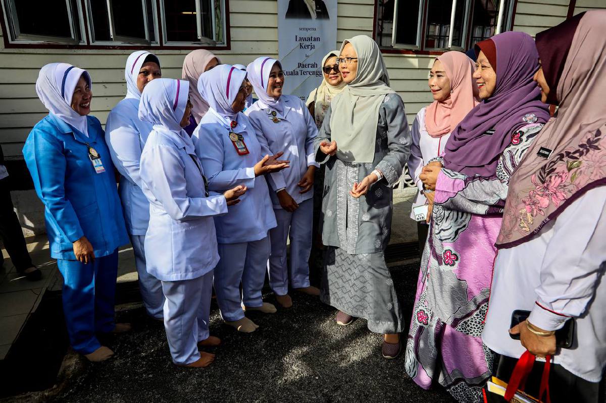 DR Zaliha beramah mesra bersama jururawat semasa mengadakan lawatan kerja ke Klinik Desa Pulau Bahagia, Manir. FOTO Ghazali Kori.