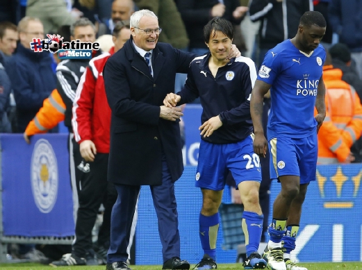 Ranieri meraikan kejayaan bersama pemain rajin Leicester, Shinji Okazaki. FOTO REUTERS