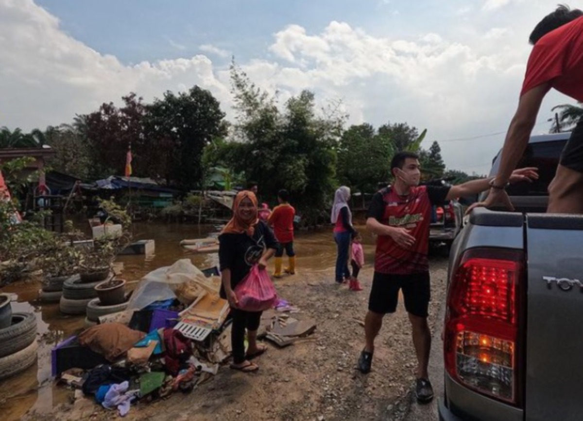 LIEK Hou menghulurkan sumbangan kepada mangsa banjir di Selangor semalam. FOTO Instagram cheahliekhou4956