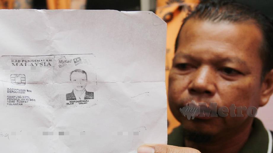 Rosli menunjukkan salinan dokumen pengenalan dirinya adiknya yang ditemui lemas di Kampung Ketil, Tumpat malam ini. Foto Nik Abdullah Nik Omar