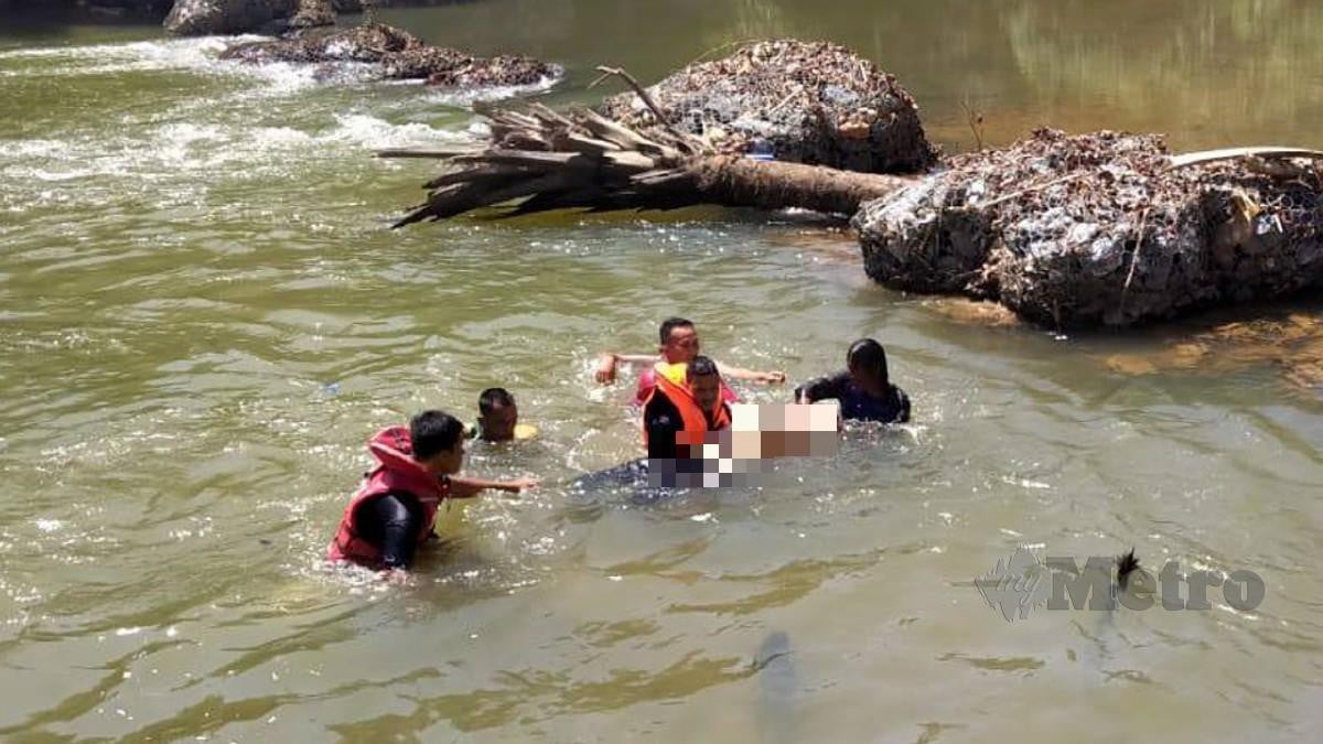 Anggota bomba membawa mayat remaja OKU yang ditemukan lemas di dasar Sungai Loji Air Felda Chiku di Gua Musang, hari ini.