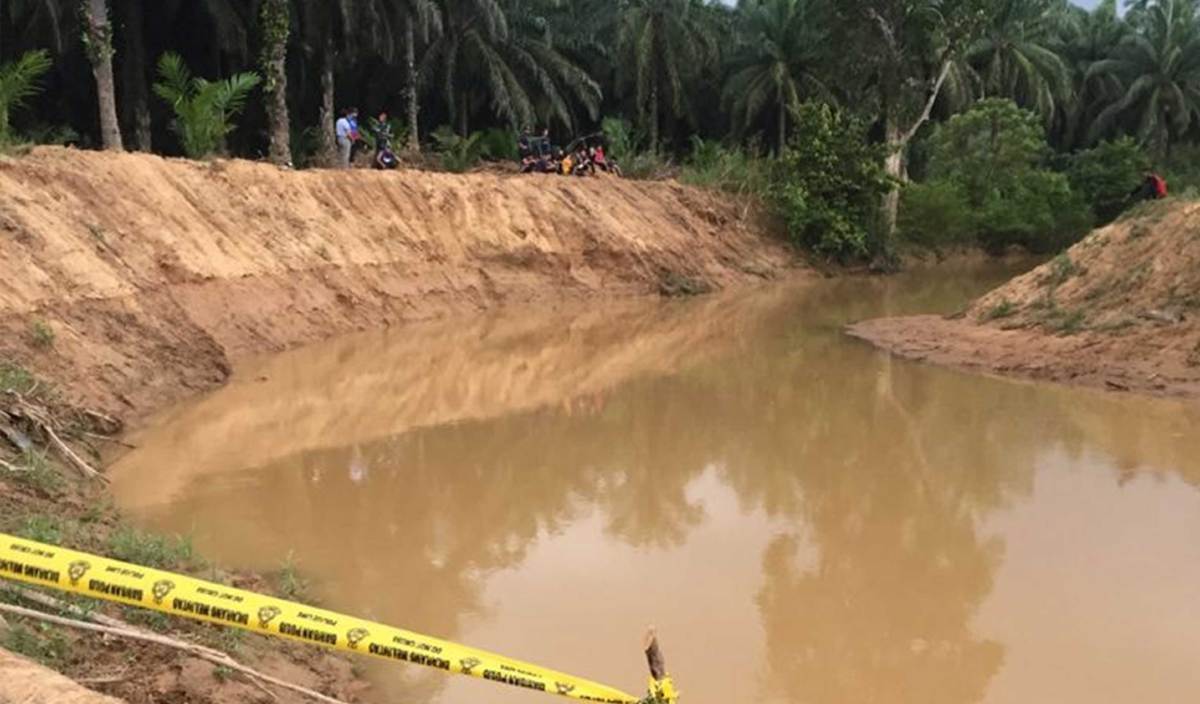 SEORANG kanak-kanak berusia setahun lapan bulan dikhuatiri lemas selepas dipercayai keluar dari kereta bapanya yang diparkir berhampiran sungai Felda Jengka 4. FOTO JBPM Pahang