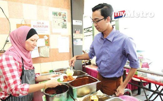 ZARINA melayan pelanggan yang berkunjung ke gerai Nasi Lemak Kampung Pandan.