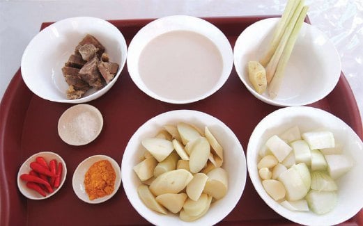 1. BAHAN - santan, daging, rebung, cili padi, halia, bawang putih dan bawang besar.
