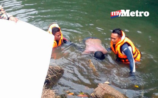  ANGGOTA unit skuba mengangkat mayat yang ditemui dalam kolam  takungan semula jadi, semalam.