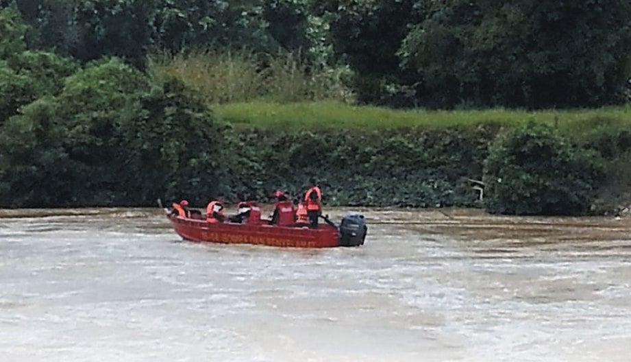ANGGOTA JBPM Chukai giat mencari mangsa dikhuatiri lemas di Sungai Pinang, Kemaman.
