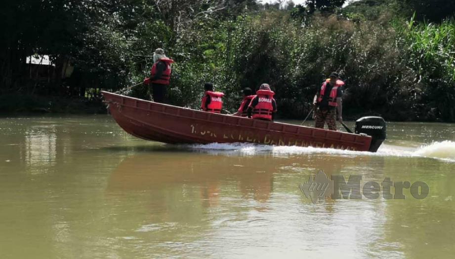 ANGGOTA bomba menjalankan operasi SAR lelaki dikhuatiri lemas di  Sungai Kadamaian, Kota Belud. FOTO ihsan bomba.