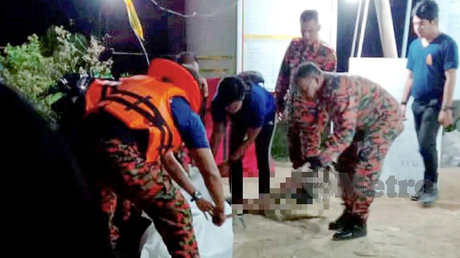 Anggota bomba mengangkat mayat pengurus jualan kereta yang ditemui lemas di Sungai Kelantan malam ini. FOTO Zaman Huri Isa 