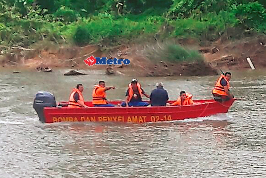 Anggota bomba dan penyelamat melakukan pencarian mangsa lemas, Syed Nasiruddin. FOTO Baharom Bakar 