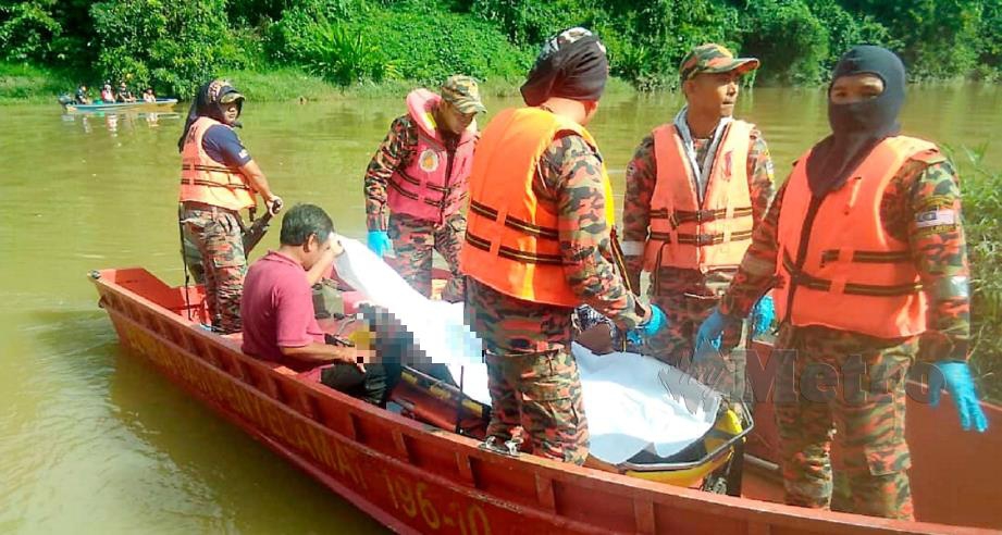 ANGGOTA Bomba dan Penyelamat membawa mayat Steven Semuil, 23, yang ditemui terapung di Sungai Pandaruan, Limbang. FOTO Ihsan JBPM.