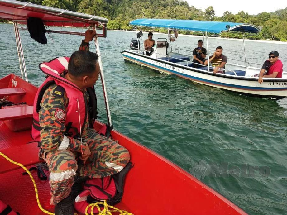 ANGGOTA bomba menjalankan operasi mencari dan menyelamat (SAR) mangsa yang dikhuatiri lemas ketika melakukan aktiviti laut di Pulau Giam berhampiran pantai Teluk Nipah, Pulau Pangkor. FOTO IHSAN JBPM