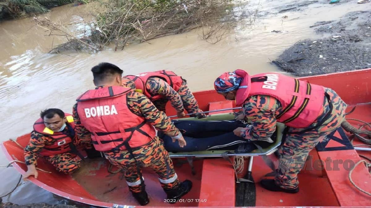 Mayat penunggang motosikal selepas dihanyutkan arus deras ke dalam sungai berhampiran di Kampung Serakik di Buloh Kasap. FOTO ihsan JBPM