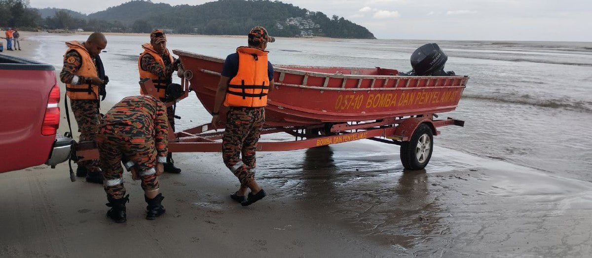 PASUKAN penyelamat menurunkan bot untuk mencari dan menyelamat mangsa lemas di Pantai Cherating, Kuantan. FOTO Khairulmizan Yahya.