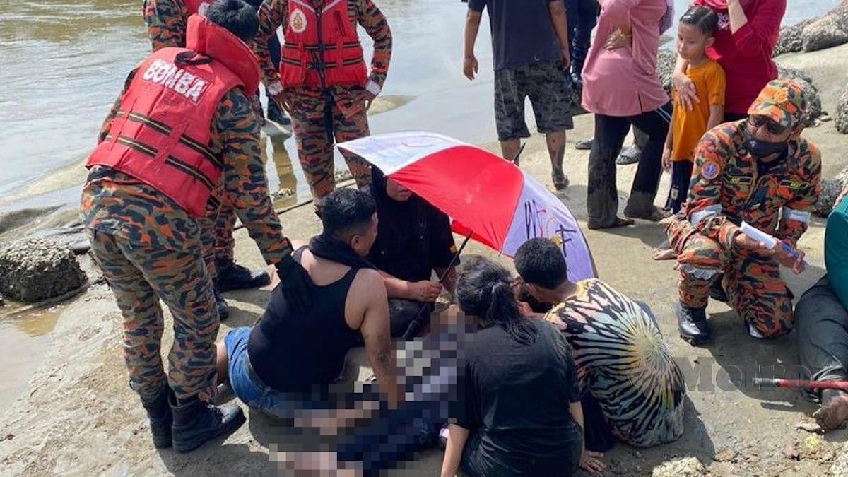 IBU di sisi mayat dua anaknya di Pantai Bagan Lalang. Foto Ihsan Pembaca