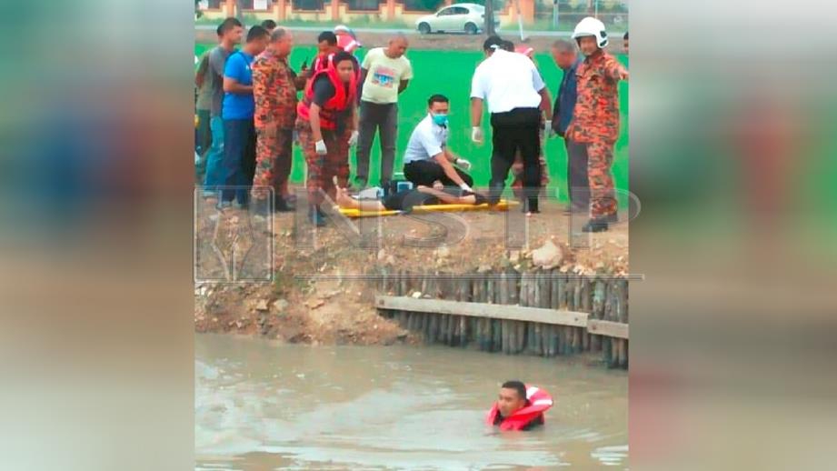 MAYAT Muhammad Qayyum ditemui anggota bomba selepas lemas di Sungai Jalan Ban, Kampung Bunga Mas, Kangar, ketika mencari basikalnya yang terjatuh di sungai terbabit, hari ini. FOTO Dziyaul Afnan Abdul Rahman.