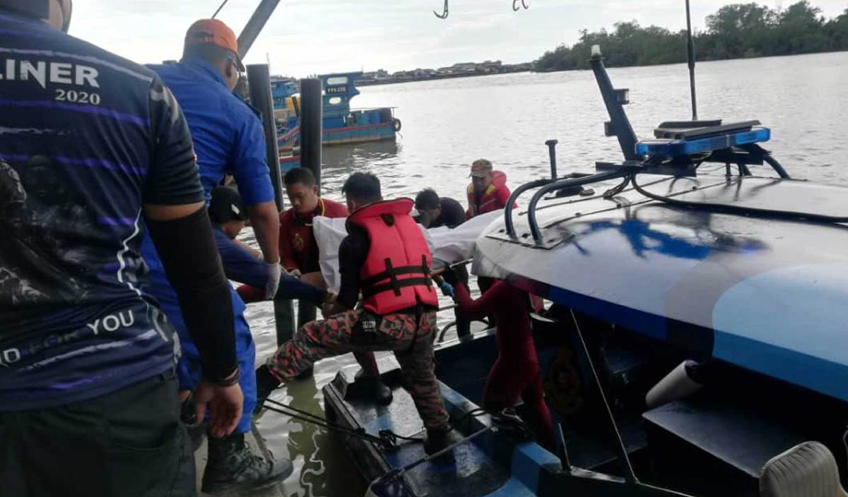 ANGGOTA bomba mengangkat mayat seorang nelayan yang dilaporkan hilang selepas terjatuh dari bot ketika berada di tengah laut dekat Sungai Udang, Nibong Tebal. FOTO Ihsan JBPM