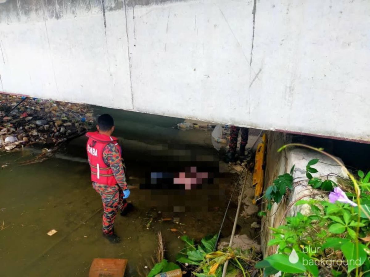 Mayat kanak-kanak ditemui pasukan bomba di bawah jambatan di Sungai Inanam, Kota Kinabalu. FOTO IHSAN BOMBA