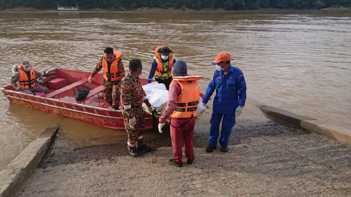 MAYAT mangsa kedua kejadian bot karam di jeram Wong Pelagus, Sungai Batang Rajang, Kapit, ditemui petang tadi. FOTO Ihsan JBPM