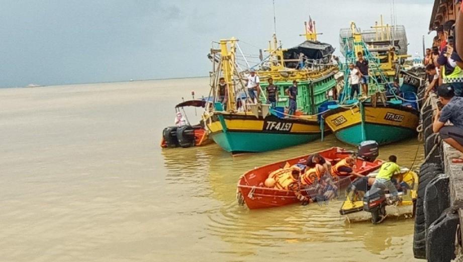 AZMAN Che berjaya ditemui orang awam dan anggota Jabatan Bomba Dan Penyelamat selepas dipercayai terjatuh ke dalam sungai ketika menjala di Kompleks Perikanan Lembaga Kemajuan Ikan Malaysia (LKIM) Besut, Kuala Besut.  FOTO NURUL FATIHAH SULAINI