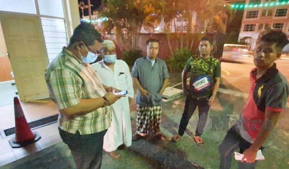 SAIFUL Lizam  (kanan) bersama ahli keluarganya menunggu proses bedah siasat mayat anaknya, Nur Ara Raisha yang lemas terjatuh ke dalam kolam di Kampung Bukit Merah Paka. FOTO Rosli Ilham