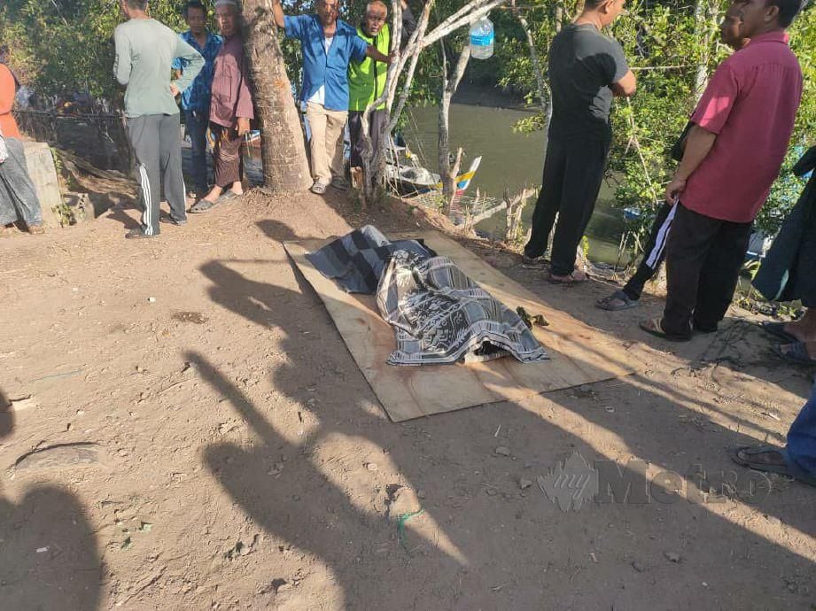 MAYAT mangsa lemas yang ditemui orang awam selepas tersangkut pada pukat nelayan di sungai berhampiran Taman Nilam, Langkawi. FOTO IHSAN BOMBA