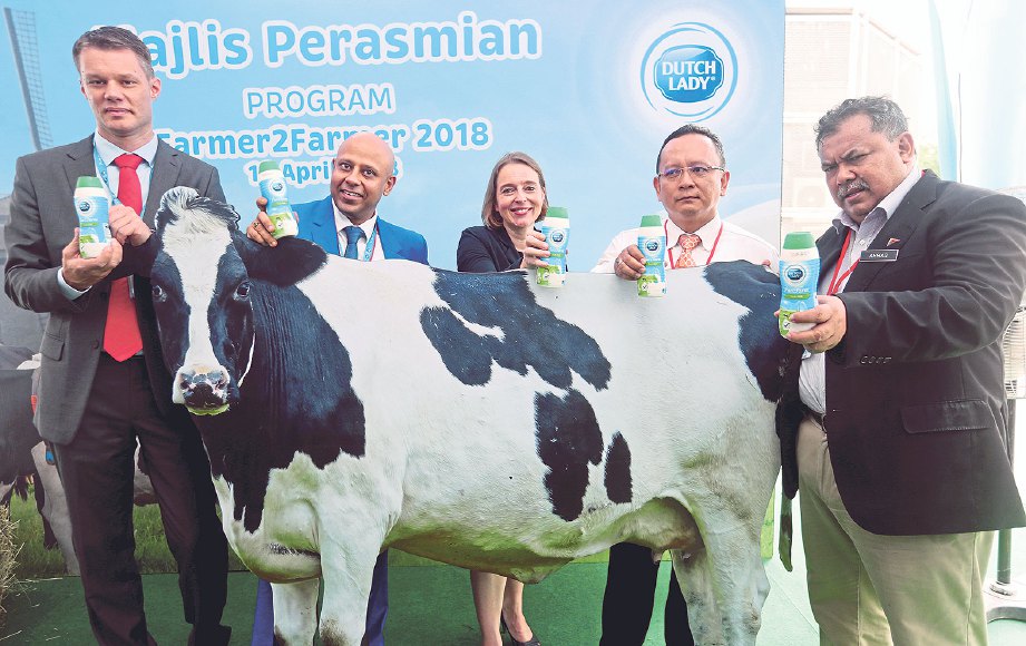 TARANG (dua dari kiri), Karin (tengah) dan Dr Ahmad (kanan) menunjukkan minuman susu Dutch Lady sempena Program F2F.