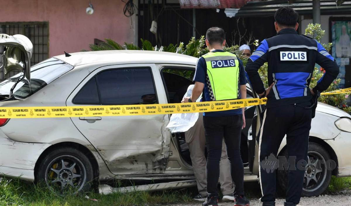 UNIT Forensik IPK Kelantan memeriksa kereta suspek yang ditembak dipercayai menyerang anggota polis dengan senjata tajam di Kampung Joh, Labok. FOTO Nik Abdullah Nik Omar