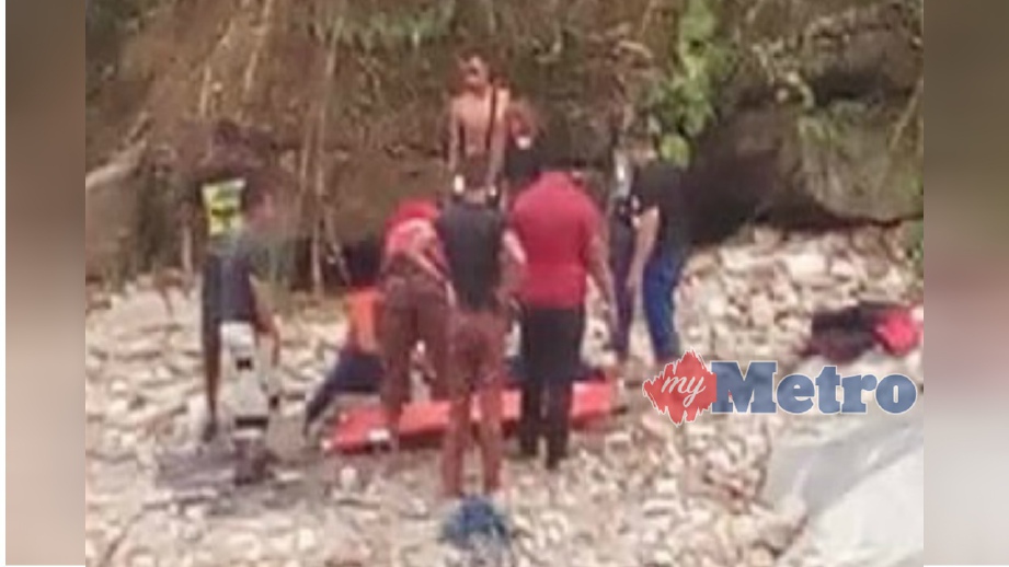 ANGGOTA bomba menemui mayat mangsa lemas di Sungai Balah, Kuala Balah, Jeli, semalam. FOTO Ihsan JBPM