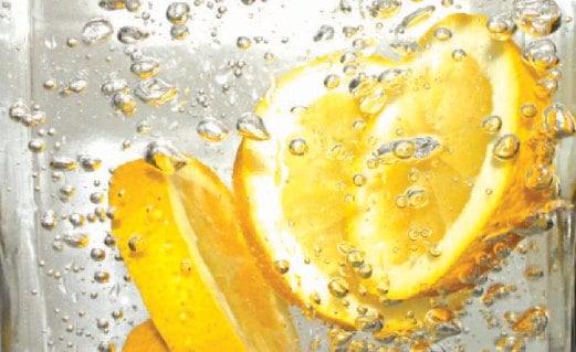 MINUM air suam dengan lemon setiap pagi dapat membantu sistem penghadaman dan mengurangkan jangkitan penyakit.