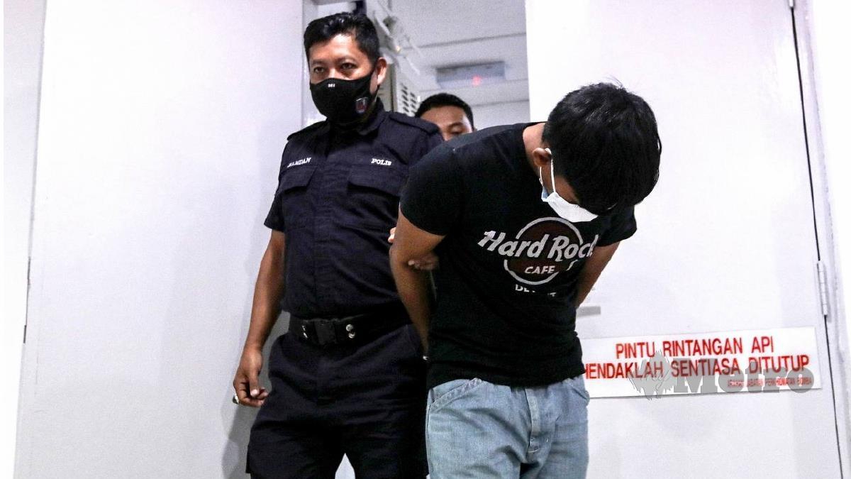 TERTUDUH mengaku tidak bersalah di Mahkamah Majistret atas pertuduhan cuba melakukan khianat dengan melemparkan batu ke arah bas pasukan Selangor. FOTO GHAZALI KORI