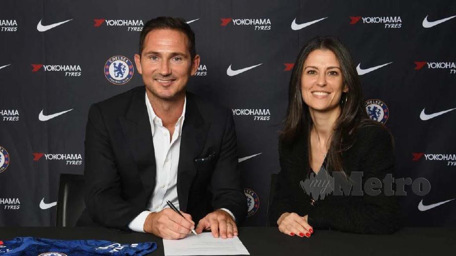 Lampard (kiri) menandatangani kontrak selama tiga tahun bersama Chelsea. FOTO Chelsea FC 