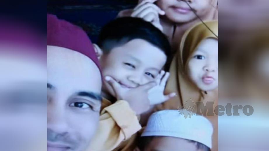 GAMBAR kenangan Muhammad Alif Zakwan (tengah) bersama sepupunya. FOTO Ihsan Keluarga