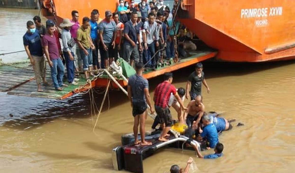 TRAGEDI pikap terjunam ke dalam Sungai Batang Lupar berhampiran Jeti Feri Triso, Beladin di Betong yang mengorbankan sembilan mangsa. FOTO Ihsan pembaca