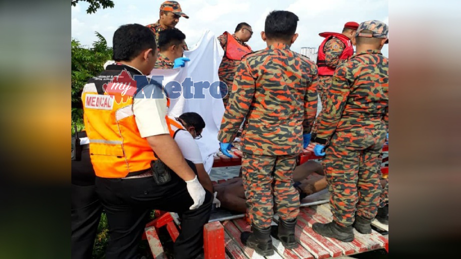 PASUKAN paramedik memeriksa mayat mangsa yang ditemui lemas di kawasan zon perlindungan sumber air alternatif Saujana Putra, Shah Alam, hari ini. FOTO Ihsan JBPM