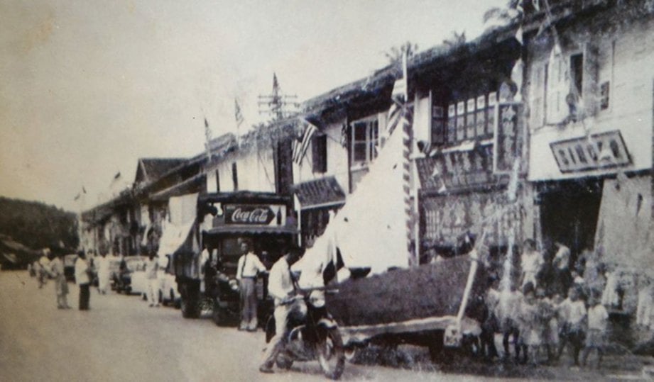 DULU. Wajah lama pekan Lenggong (gambar pada 1957).