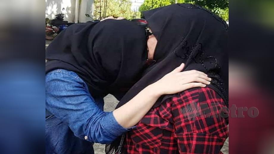 Nurminah memeluk ibunya selepas Mahkamah Tinggi Tawau hari ini membebaskannya daripada tuduhan mengedar dadah tiga tahun lalu. Foto Abdul Rahemang Taiming 