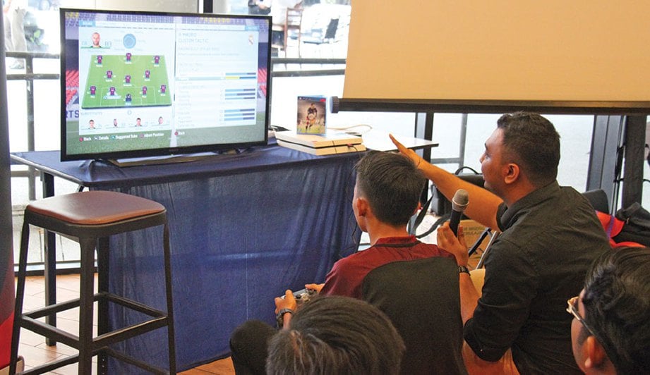 AMIRUL menunjukkan demo bermain FIFA bersama peserta pilihan.