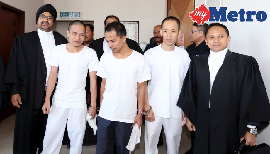 TIGA tertuduh bersama peguam bergambar di luar mahkamah sebaik mereka dibebas dan dilepaskan daripada tuduhan bunuh. FOTO L Manimaran