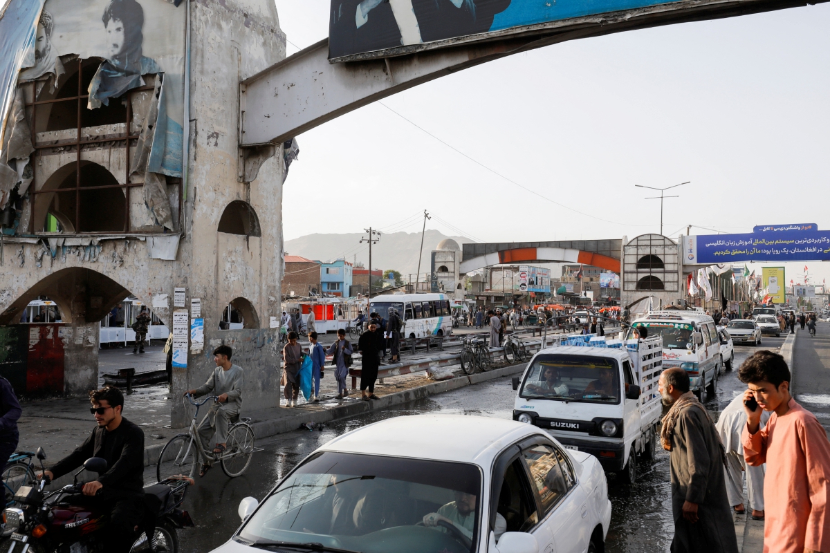 PEMANDANGAN lokasi letupan di Kabul, Afghanistan. FOTO Reuters 